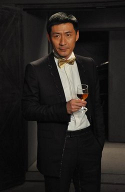 《燕双鹰》系列第四部《孤岛飞鹰（孤岛猎鹰)》剧情是什么？