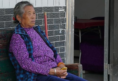 郴州一老人弄丢孙女两度自杀，23年后找回，你会放心老人带孩子吗？