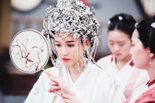 皇后富可敌国,大臣请求她犒赏三军,为何她说:我卖了孩子给你换钱?