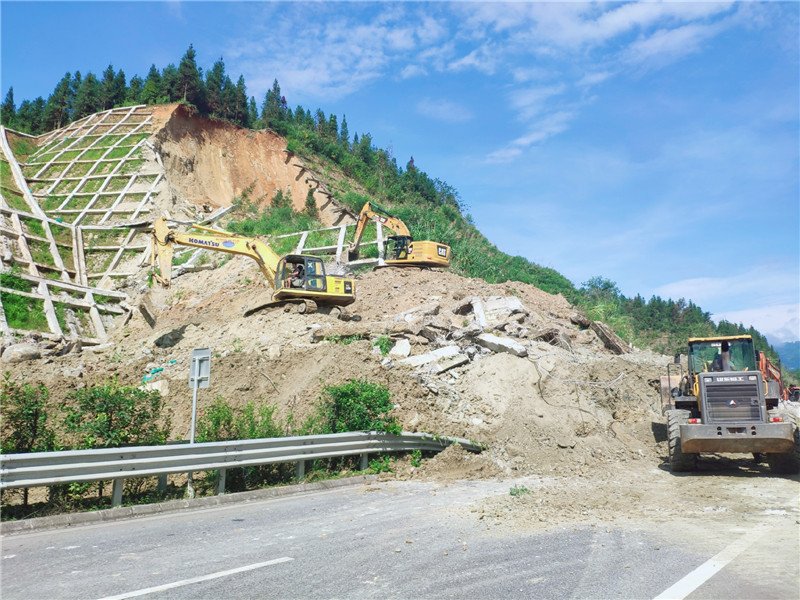 台民众拍下山体塌方惊险瞬间:尘土四起,遇到山体塌房如何避险?