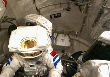 神舟十四号航天员蔡旭哲首次出舱：感觉良好！他的任务是什么？