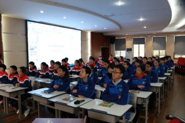 才华出众的意思