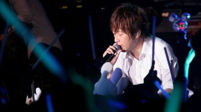 你不是真正的快乐，你的笑只是你穿的保护色是哪首歌里面的啊