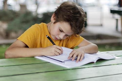 代表建议让学生在校内完成家庭作业，这个建议你觉得合适吗？