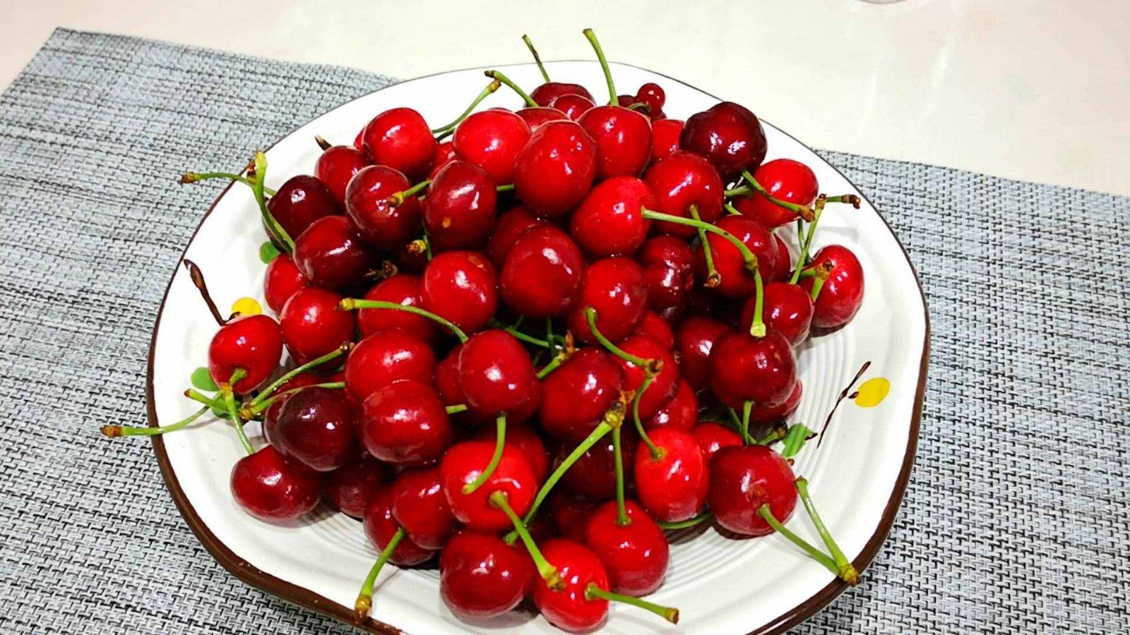 为什么樱桃里面有小白虫