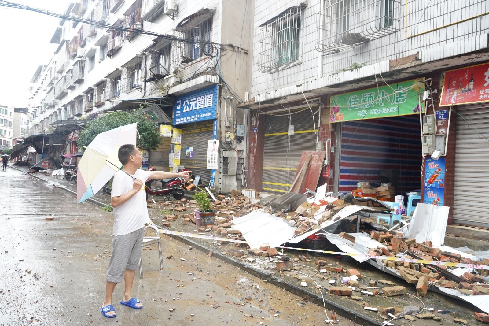 泸县地震后又降雨,老师用棉被裹紧孩子,这名老师有多尽责?