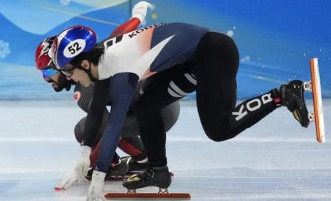 黄大宪在1500米摔出赛道，他是否存在犯规行为？