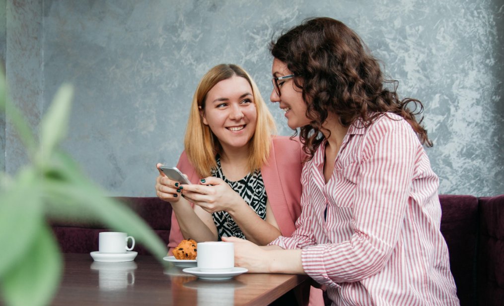 三个朋友在一起很尴尬怎么办？