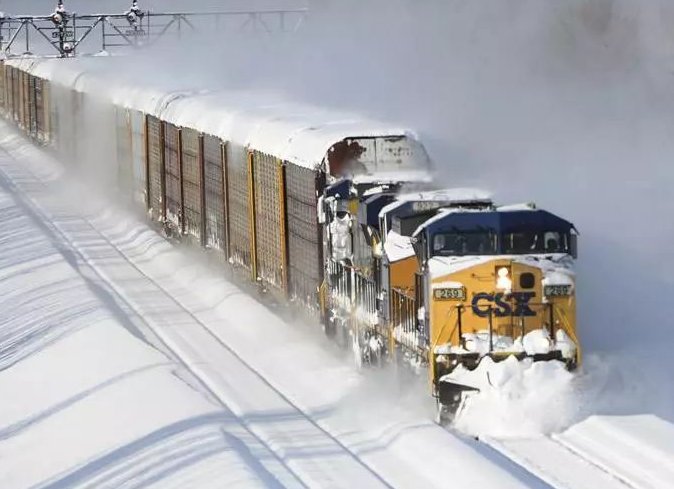 内蒙古通辽火车“破雪”前行，这是个什么样的场景？