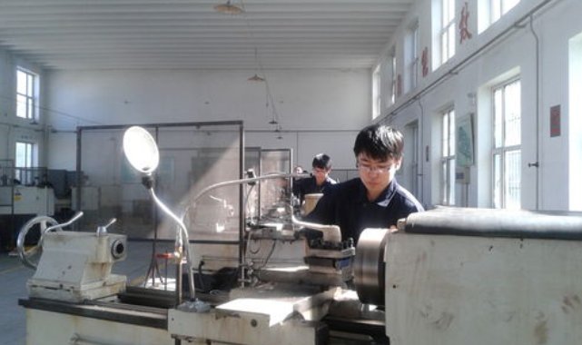 云南学生工厂实习请假三次遭拒后死亡，校方在此事中有无一定的责任？