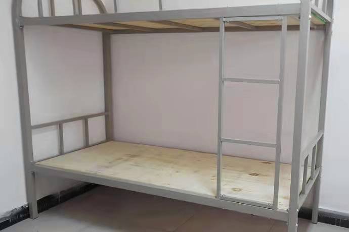 河南一女生早上起来，发现宿舍就剩下自己，此事为何会引发网友热议？