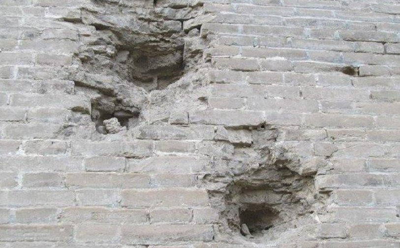 游客为讨彩头不顾劝阻爬城墙，这是什么原因？如何评价？