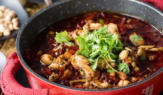 四川一男子吃牛蛙,牛蛙刚下锅就从火锅里跳出,这是怎么回事?