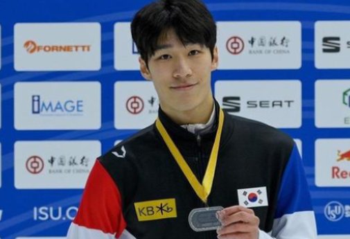 黄大宪在1500米摔出赛道，他是否存在犯规行为？