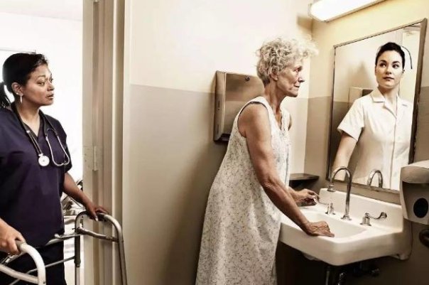 看着镜子里我们怎么结合的的答案是什么？