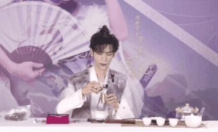 罗云熙直播好像上网课，你如何看待这件事？