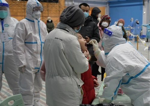 甘肃一哥哥带妹妹做核酸，这对兄妹有多懂事？