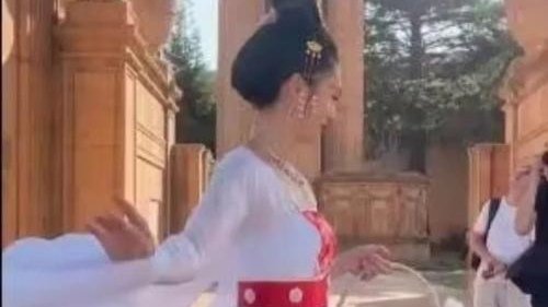 中秋佳节，美国街头惊现嫦娥仙子！翩翩起舞的样子有多惊绝？