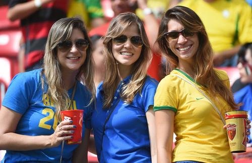 CBA赛场球迷互殴，双双遭行拘，为什么球迷这样疯狂？