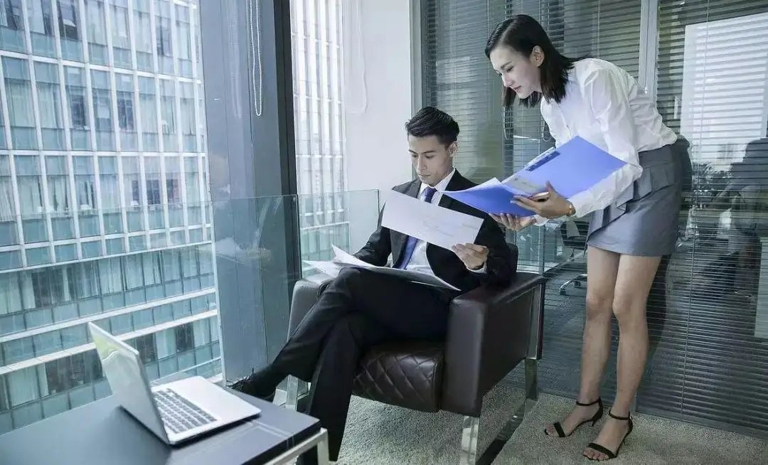 面对领导的指示不明确，不知道怎么干，该不该问领导？