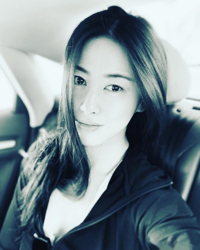 演员朱珠大婚,现场拿着手卡表白,是在念台词还是有感而发?