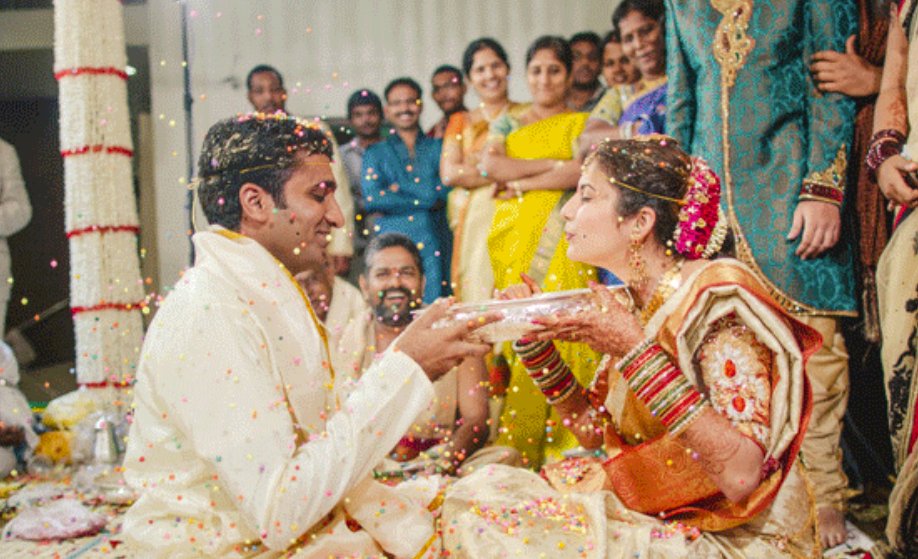 由于突然停电，印度两姐妹混乱中“嫁错新郎”，此事凸显出了哪些问题？