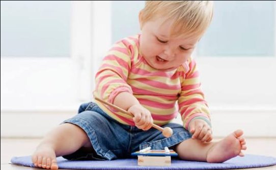 被陌生女子扔下楼男童家属发声,嫌疑人的作案动机是什么?