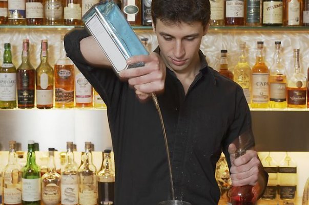 调酒师培训多少学费？