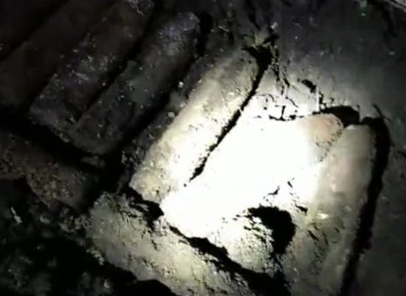 一村民家门口挖出16枚炮弹是怎么回事？