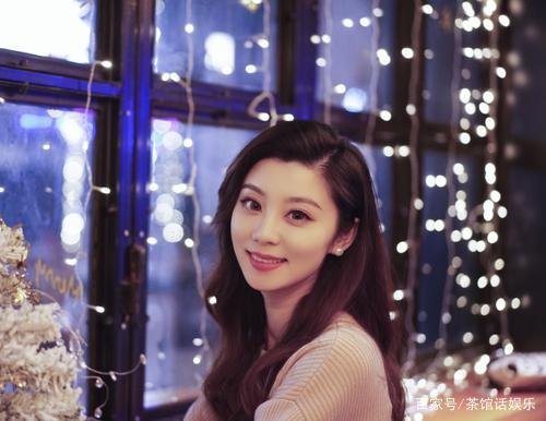 “王牌女郎”费费其实并不简单，有多重身份，让人惊掉下巴，你知道有哪些？