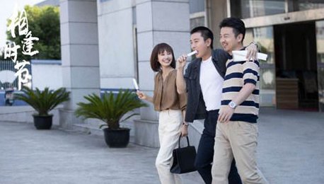 《相逢时节》片头领衔写成“领街”，正午阳光为何会出现如此疏忽？