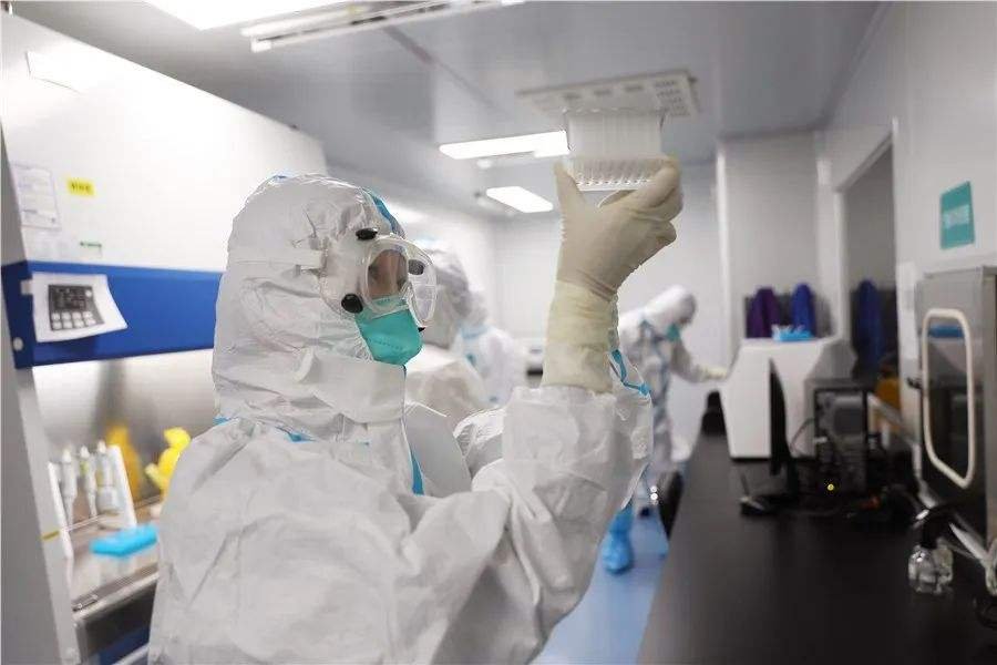 西安火车站大批乘客深夜排队有序离开,当地的疫情管控措施是怎样的?