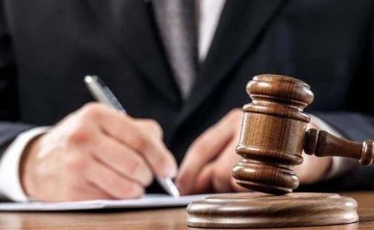 男子让自己朋友和妻子发生关系，妻子恼羞成怒，把丈夫用菜刀砍死，咋看？