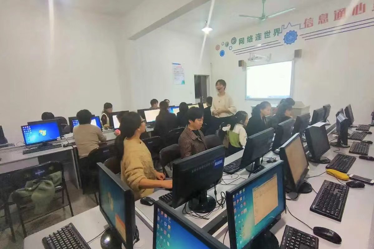 成人电脑培训一个月大概多少钱？