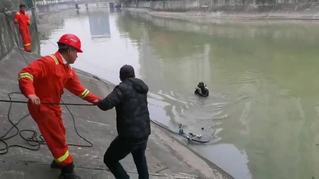 男子将子女扔下河致2死，妇联回应：孩子已妥善安置，男子为何如此极端？