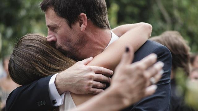 女儿总要跟爸爸睡,怎么办?