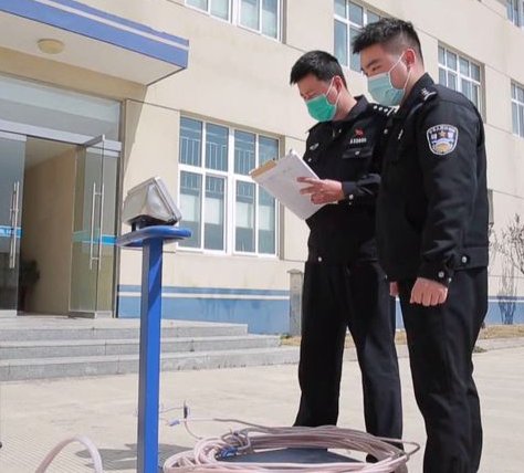 浙江宁波外包维修工偷剪电缆,不料碰到电信局局长,其行为是否构成了犯罪?