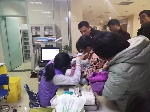 上海急诊实录:候诊区爆满拆凳安置病患,医患在这种环境下是怎样的?