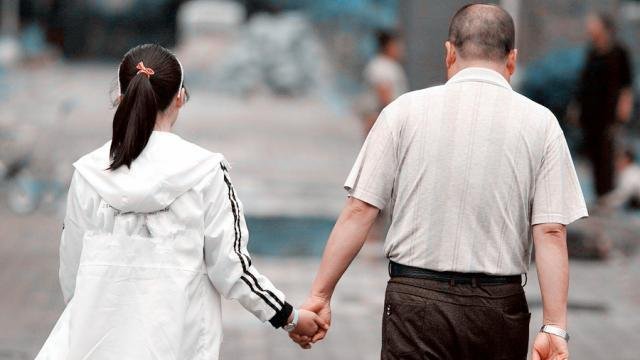 女儿总要跟爸爸睡,怎么办?