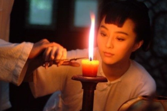 东风烧烛夜深归什么意思