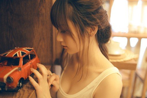 这个女的叫什么？