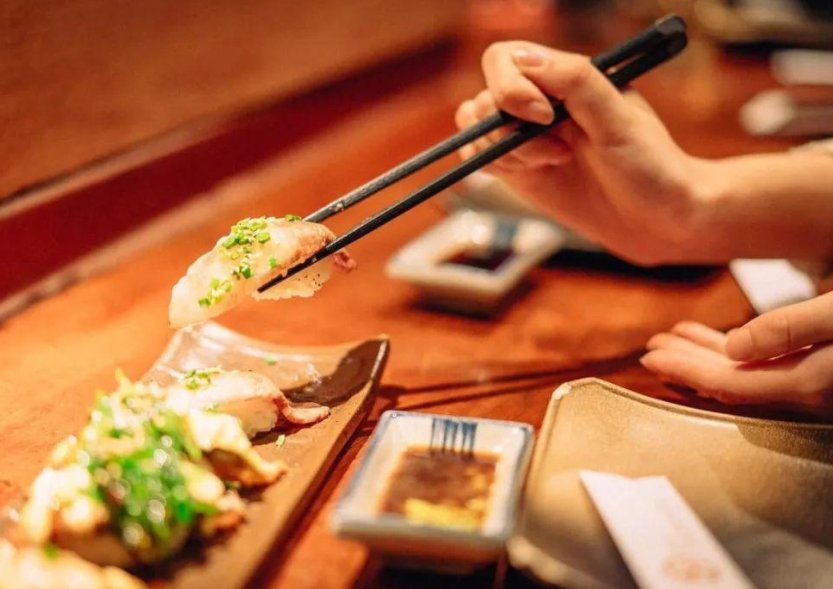 一个男人每次吃饭都夹菜给你说明什么