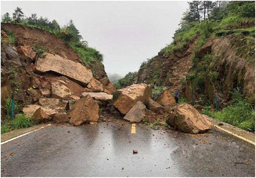 台民众拍下山体塌方惊险瞬间:尘土四起,遇到山体塌房如何避险?