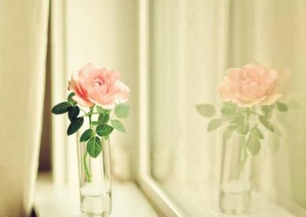 我一个朋友不会处事，也有小毛病，但是对待认可他的人一心一意，我几次遇到困难他都在我身边陪伴我…