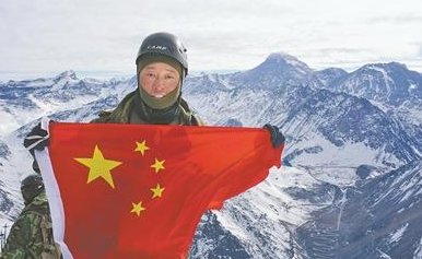 并集体创作由谁执笔写下一首诗篇我们也有一面五星红旗？