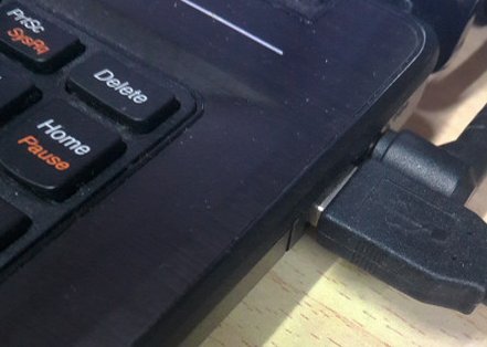 笔记本电脑的电池怎么充电?