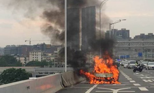 巴基斯坦卡拉奇爆炸，车辆拐弯时突被大火吞噬，当时到底发生了什么？
