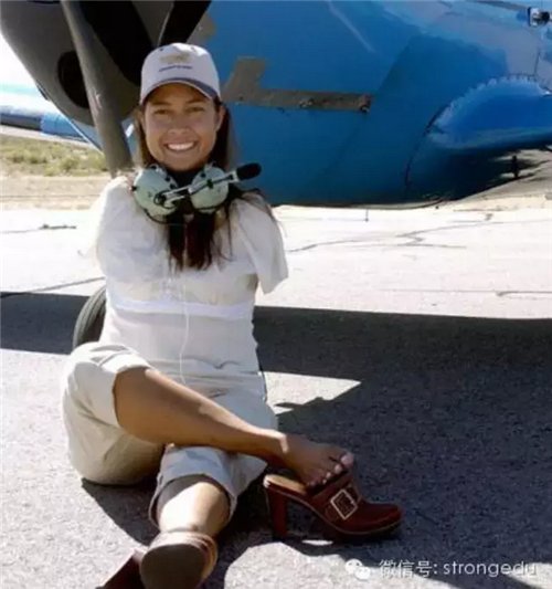 断臂女的个人简介