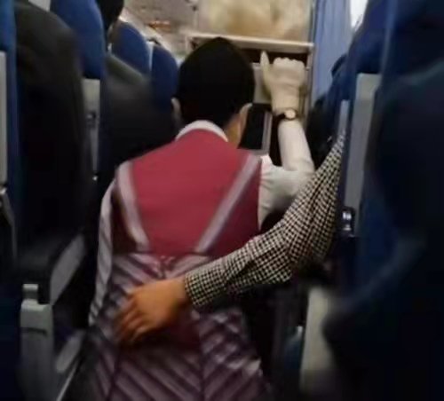 阜阳一航班起飞后，女乘客伸手保护下蹲避险空姐，看到这一幕你有什么感受？