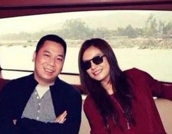 赵薇老公罕现身与马云同行，他们二人究竟是什么关系？